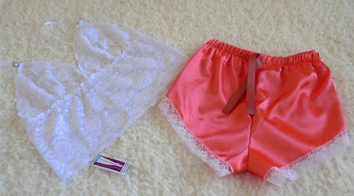 Pijama Short Saten Coral Con Top Puntilla Blanca.