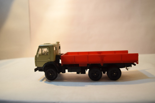 Camion Kamaz Playo Beige Urss(falta Tapa Tras.) S/caja 1/43