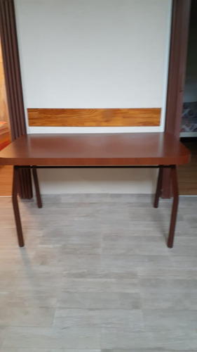 Mesa  De Madera Enchapada En Formica Con Patas De Caño