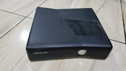 Xbox 360 Slim Só O Aparelho Sem Nada Ele Liga E Da Luz Verde, E Logo Depois Da Luz Vermelha E Sem Imagem. Tá Com Defeito!  G39