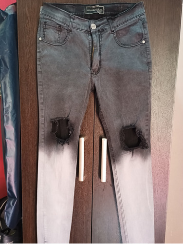 Jeans Chupin Elastizado Con Roturas Talle 44!!