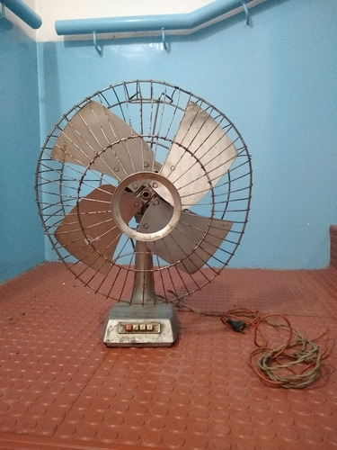 Ventilador De Metal A Botonera Tres Velocidades Funcionando