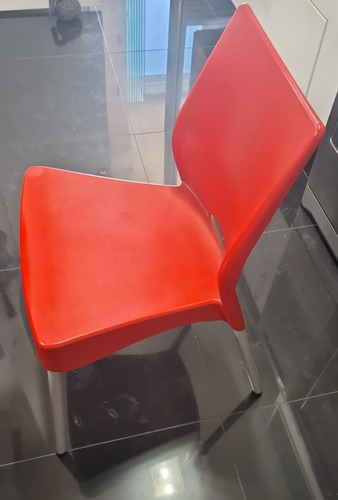 Cadeira De Plástico Vermelha