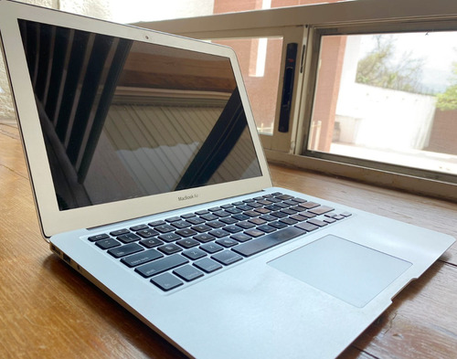 Macbook Air 13'' Mid 2013 Intel I5  -sdd 128 Gb