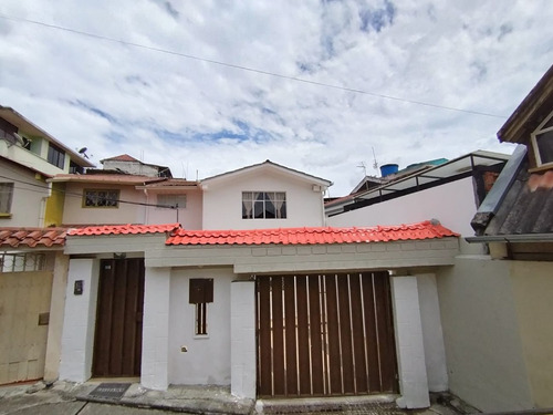 Casa En Venta, Cómoda Con Todos Los Servicios Básicos, De Oportunidad!