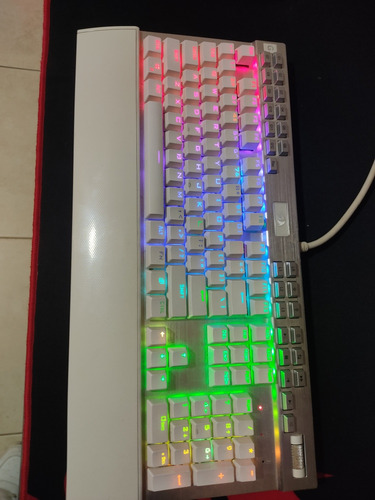 Teclado Gamer Redragon Yama K550 Rgb Qwerty Púrpura.