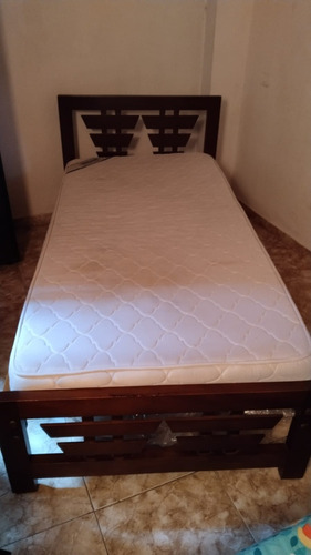 Cama Sencilla, Con Madera Fina Y Con Colchón Añadido 