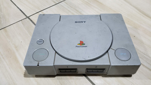 Playstation 1 Fat Só O Aparelho. Testei 1 Controle Mas  Não Pegou E O Leitor Nao Leu. Tá Com Defeito. 7 Eur. M27