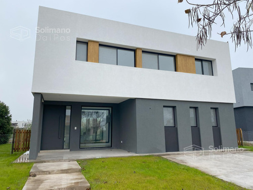 Venta Casa 5 Ambientes A Estrenar En El B° El Canton