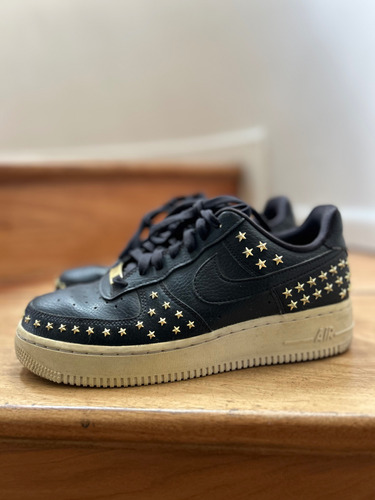 Zapatilla Nike Force 1 Estrellas Doradas Cuero Negro