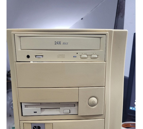 Gabinete Retrô Branco Com Cdrom E Disquet Padrão At E Atx