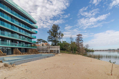 Venta Apartamento 3 Dormitorios Parque Miramar Avenida De Las Americas Acceso Al Lago Con Garaje