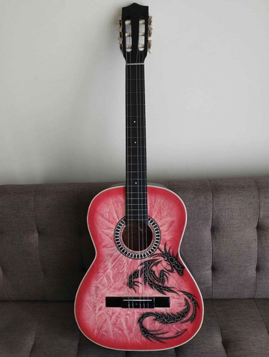 Guitarra Acústica Roja Con Diseño En Negro Con Blanco.
