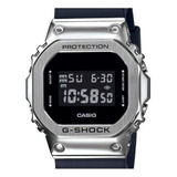 Reloj Pulsera Casio G-shock Gm-5600 De Cuerpo Color Plata, Digital, Para Hombre, Fondo Negro Y Gris, Con Correa De Resina Color Negro, Dial Gris, Minutero/segundero Gris, Bisel Color Plata Y Negro, Lu