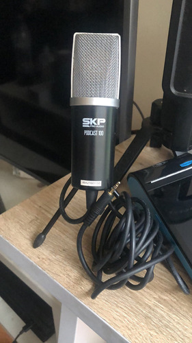 Micrófono Skp Pro Podcast-100 Condenser + Brazo Metal