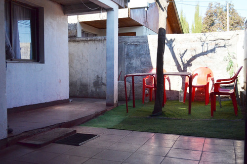 Casa Con Buena Estructura Y Acceso, Pasaje Con Portón Elé...