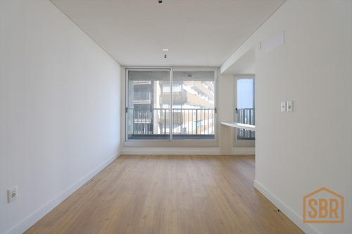 Venta Apartamento 2 Dormitorios En Malvín. Amplia Terraza Y Posibilidad De Garage