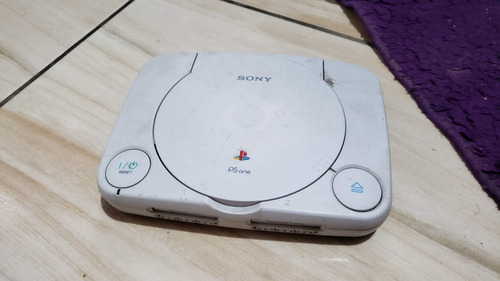 Playstation 1 Psone Só O Aparelho Sem Nada. Não Leu Os Jogos. 651. A27