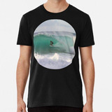 Remera Surfeando La Tabla De Surf De Tube Riding En Huge Sur