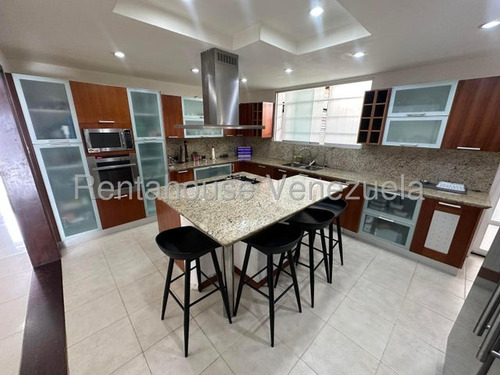 Tg Casa Con Amplia Terraza Y Clima De Montaña, En Venta Ubicada En Calle Cerrada, En Los Naranjos Del Cafetal 25-17737 Ys
