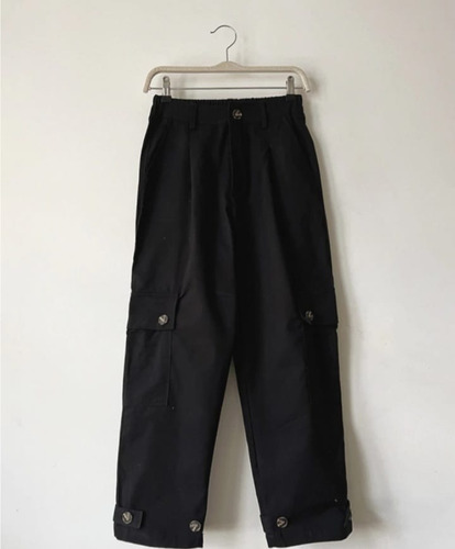 Pantalón De Gabardina, Con Elástico En La Parte Trasera.