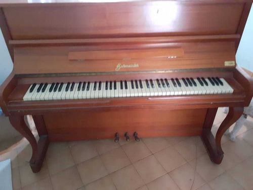 Piano Marca Burmeister, Modelo Vertical, Acabado Brillante 