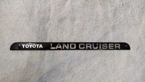 Emblema Platina Compuerta Toyota Land Cruiser Foto 3