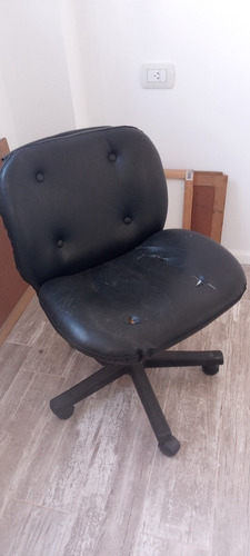 Silla Escritorio Giratoria De Cuero Negro Usada