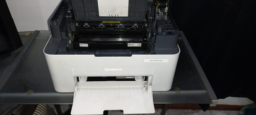 Impresora Multifunción Hp Laser Mfp 135a Blanca Y Gris 220v 