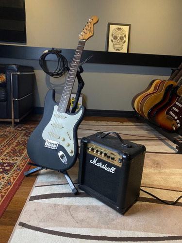 Guitarra Fender Squier Bullet + Amplificador Marshall Usado