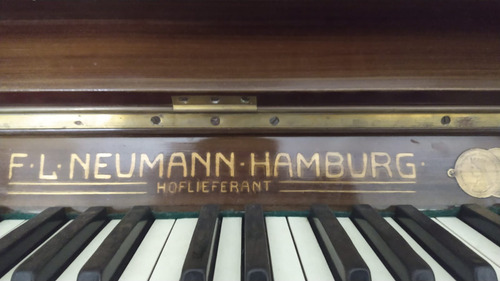 Piano Vertical F.l. Neumann Hamburg - Hoflieferant