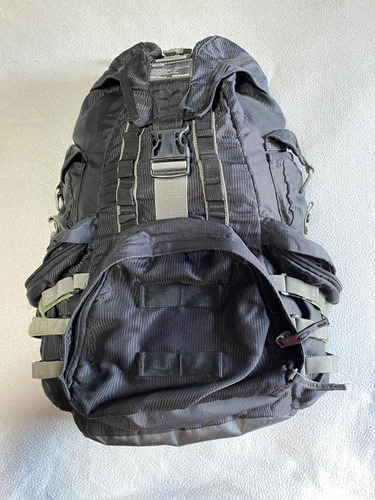 Mochila Oakley Vintage Tactical Gear Negra Tiras Gris