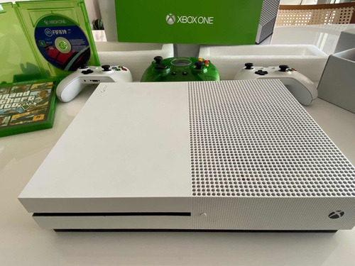 Xbox One S 1tb + 2 Controles Brancos + 1 Controle Max Verde