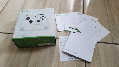 Caixa Do Controle Branco Do Xbox One Com Panfletos. F2