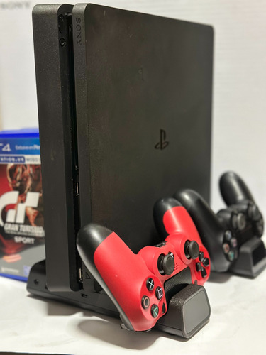 Sony Playstation 4 Slim 500gb + 2 Controles + Suporte Vertical Com Base Para 2 Controles + Títulos Em Mídia Física De Brinde