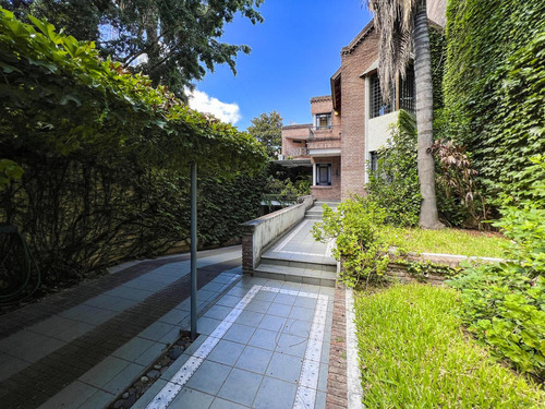 Casa De 3 Dormitorios Con Gran Jardín Y Quincho En Barrio Martin - Imagen 3