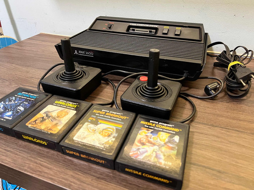 Atari 2600 + 4 Cartuchos Originais