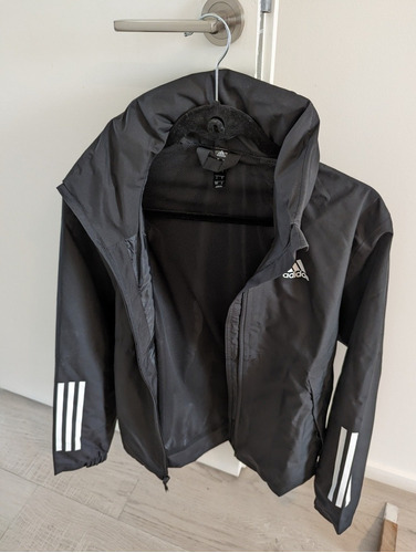 Campera adidas Essentials Rain.rdy Talle S Negra