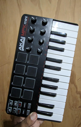 Controlador (sintetizador)  Akamini Profesional.  