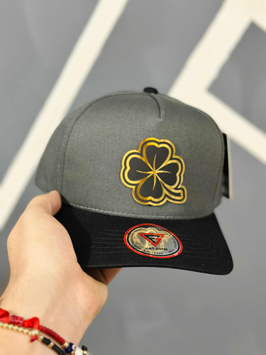 Gorra Trébol Suerte Placa Gold Hatzonefg Premium Snapback