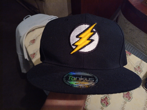 Gorra Negra Logo Relampago Amarillo Con Blanco