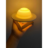 Luminaria De Led Usb Planeta Saturno 13cm C/base De Madeira