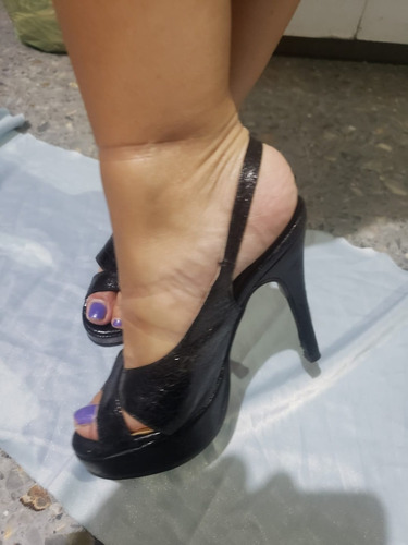 Zapatos De Fiesta De Cuero Charolados Negros. Usado