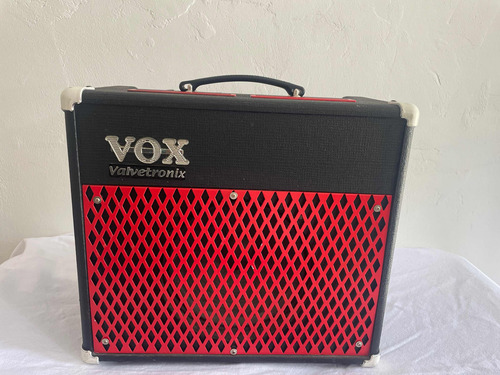 Amplificador Vox Y Guitarra Stratocaster