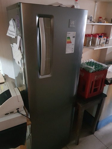 Freezer Vertical Electrolux Efup175yamg Gris