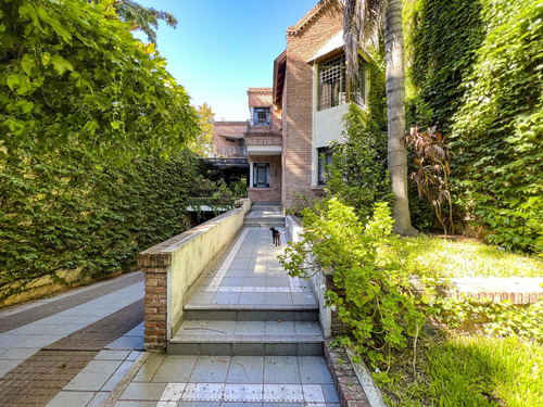 Casa De 3 Dormitorios Con Gran Jardín Y Quincho En Barrio Martin