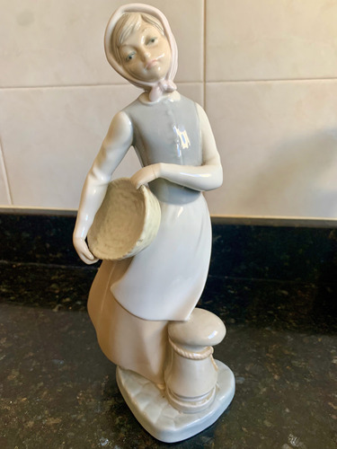 Lladro Figura De Campesina Buscando Agua Excelente Estado