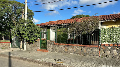 La Teja Casa 2 Dormitorios Con 3 Cocheras Fondo Y Barbacoa
