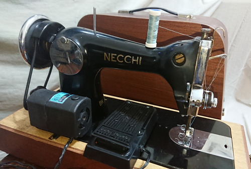 Antigua Maquina De Coser Necchi - Con Pedal, Motor Y Valija