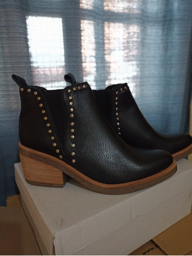 Botas Cortas Con Elástico. Tachas . Estilo Tejanas  Negras 